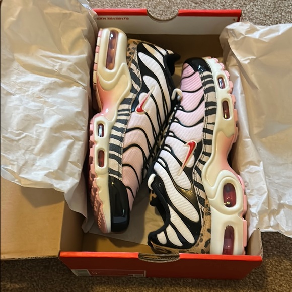 NIB RARE Nike Air Max Plus Sneakers White and Black with Leopard size 9.5 - Picture 6 of 9